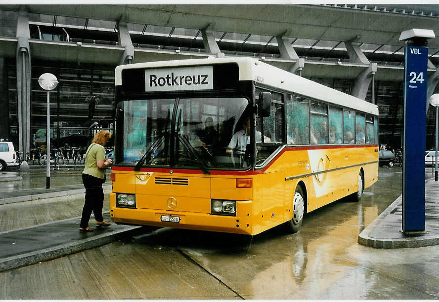 (032'932) - Bucheli, Kriens - Nr. 25/LU 15'510 - Mercedes am 27. Juni 1999 beim Bahnhof Luzern