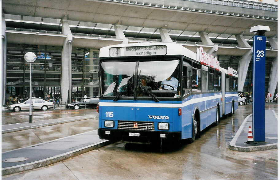 (033'011) - VBL Luzern - Nr. 115/LU 15'009 - Volvo/R&J am 27. Juni 1999 beim Bahnhof Luzern