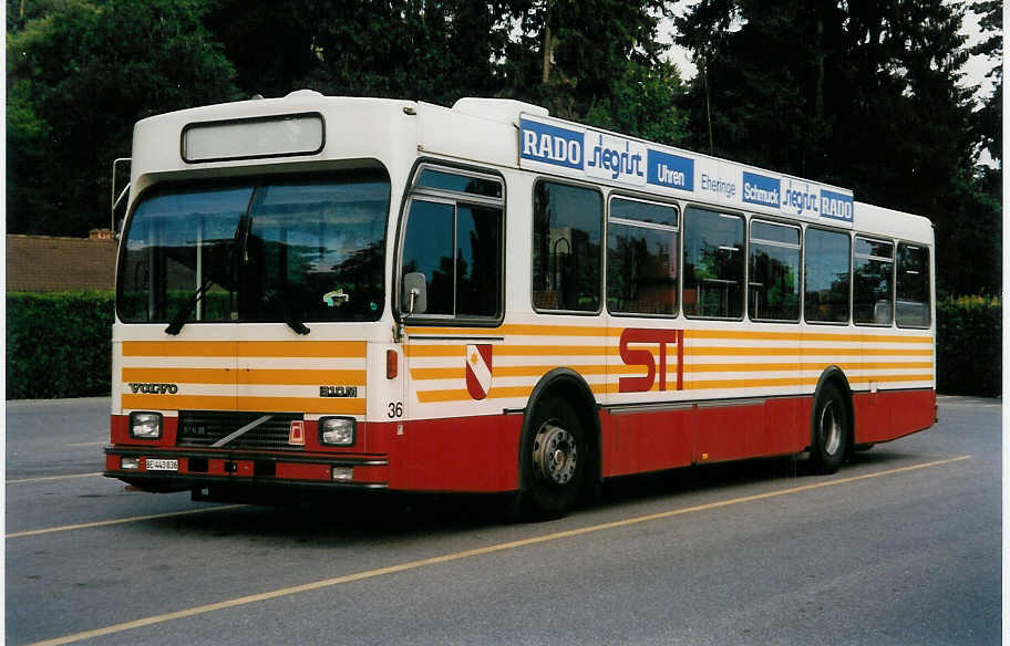 (033'022) - STI Thun - Nr. 36/BE 443'836 - Volvo/R&J (ex SAT Thun Nr. 36) am 29. Juni 1999 bei der Schifflndte Thun