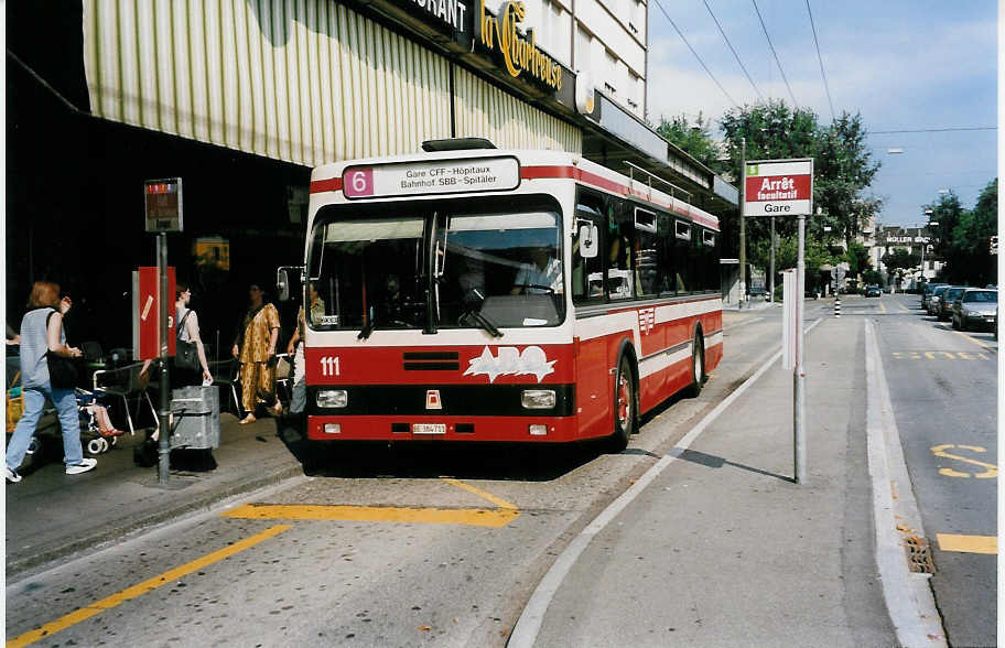 (033'124) - VB Biel - Nr. 111/BE 384'711 - FBW/R&J am 5. Juli 1999 beim Bahnhof Biel