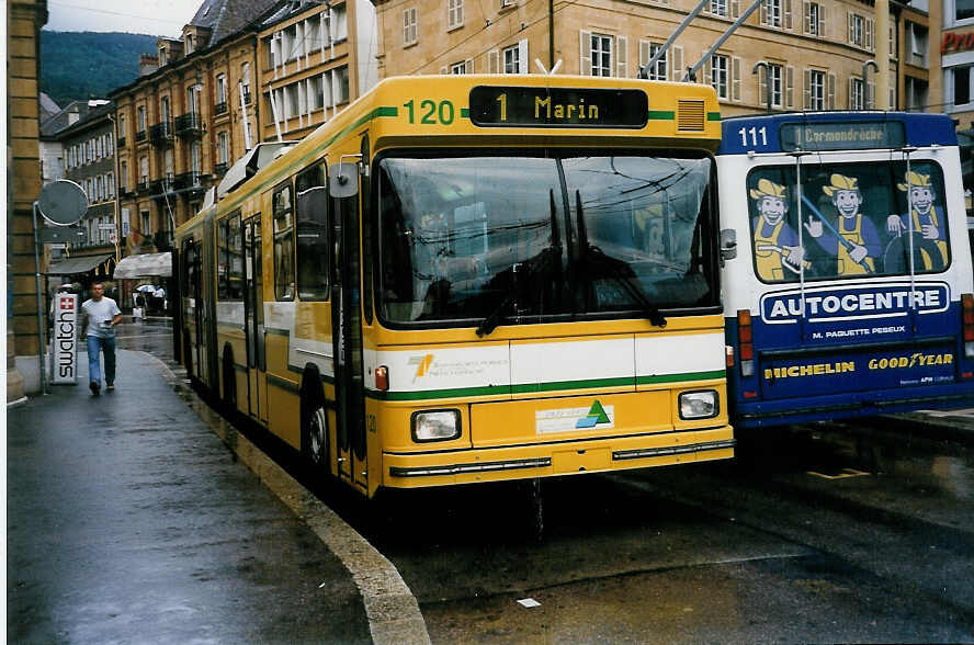 (033'224) - TN Neuchtel - Nr. 120 - NAW/Hess Gelenktrolleybus am 6. Juli 1999 in Neuchtel, Place Pury