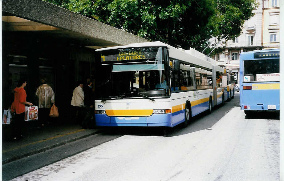 (033'332) - TC La Chaux-de-Fonds - Nr. 122 - NAW/Hess Gelenktrolleybus am 6. Juli 1999 beim Bahnhof La Chaux-de-Fonds