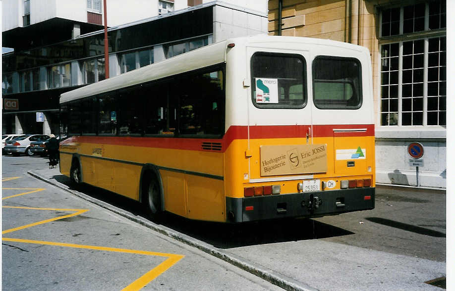(033'336) - PTT-Regie - P 25'358 - Mercedes/R&J am 6. Juli 1999 beim Bahnhof La Chaux-de-Fonds