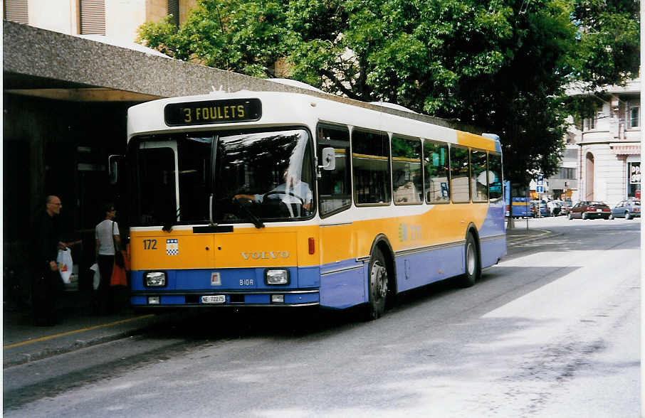 (033'409) - TC La Chaux-de-Fonds - Nr. 172/NE 72'275 - Volvo/R&J am 6. Juli 1999 beim Bahnhof La Chaux-de-Fonds