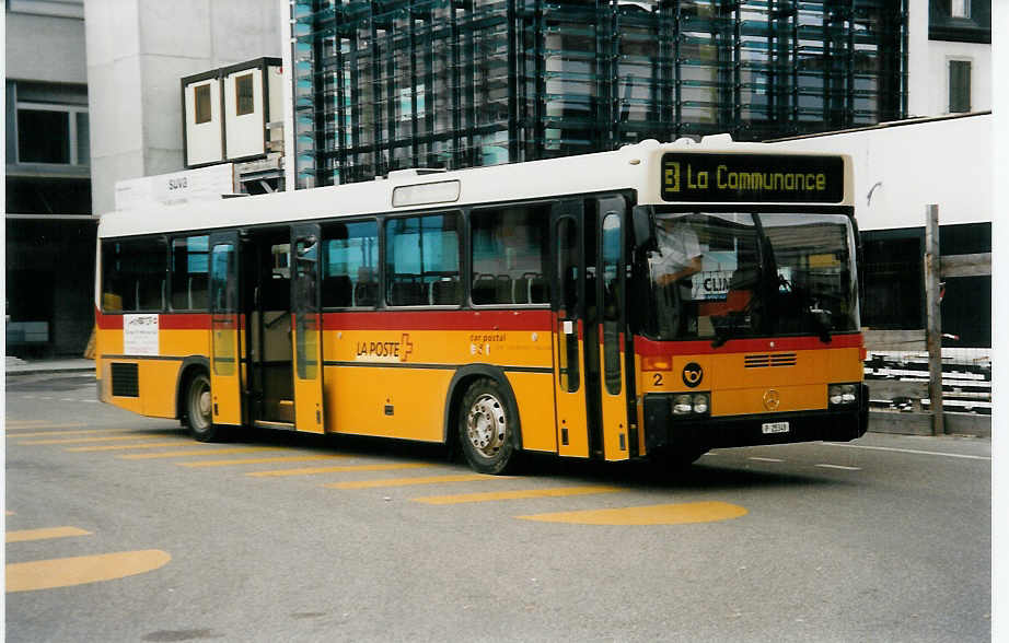 (033'911) - PTT-Regie - P 25'348 - Mercedes/R&J am 9. Juli 1999 beim Bahnhof Delmont