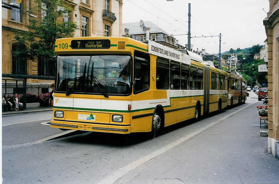(034'001) - TN Neuchtel - Nr. 109 - NAW/Hess Gelenktrolleybus am 10. Juli 1999 in Neuchtel, Place Pury