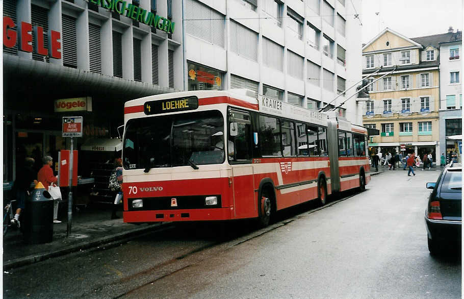 (034'026) - VB Biel - Nr. 70 - Volvo/R&J Gelenktrolleybus am 10. Juli 1999 in Biel, Nidaugasse