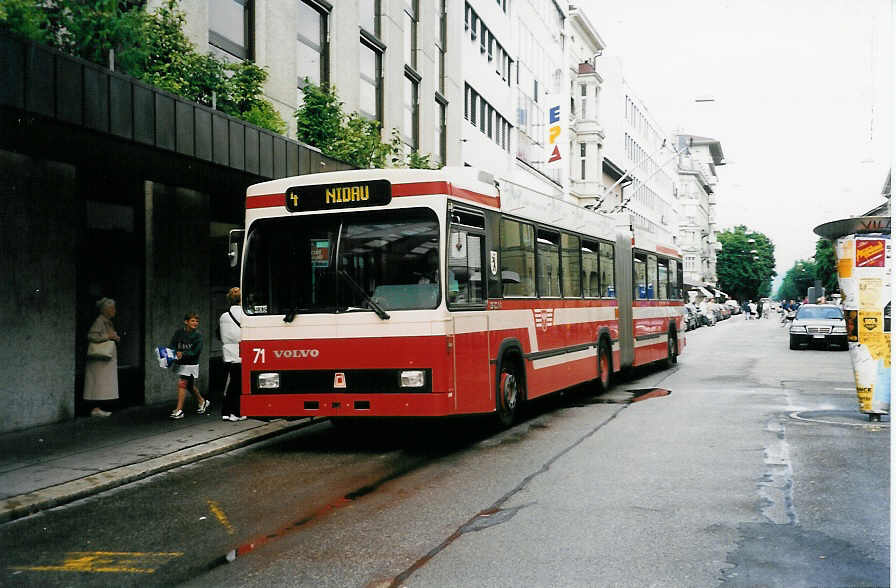 (034'031) - VB Biel - Nr. 71 - Volvo/R&J Gelenktrolleybus am 10. Juli 1999 in Biel, Nidaugasse