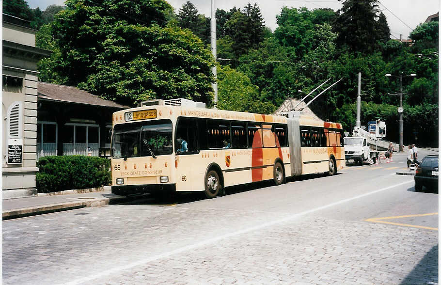 (034'103) - SVB Bern - Nr. 66 - Volvo/Hess Gelenktrolleybus am 12. Juli 1999 in Bern, Brengraben