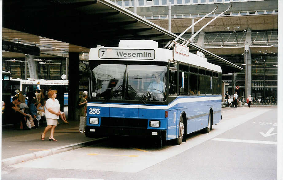 (034'304) - VBL Luzern - Nr. 256 - NAW/R&J-Hess Trolleybus am 13. Juli 1999 beim Bahnhof Luzern