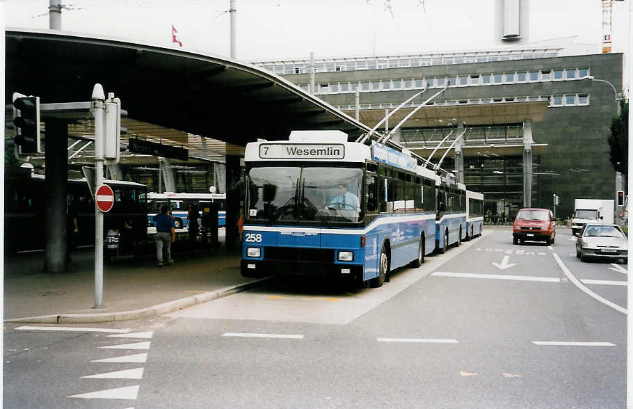 (034'310) - VBL Luzern - Nr. 258 - NAW/R&J-Hess Trolleybus am 13. Juli 1999 beim Bahnhof Luzern