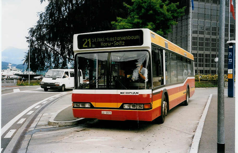 (034'314) - Gowa, Luzern - Nr. 21/LU 15'573 - Neoplan am 13. Juli 1999 beim Bahnhof Luzern