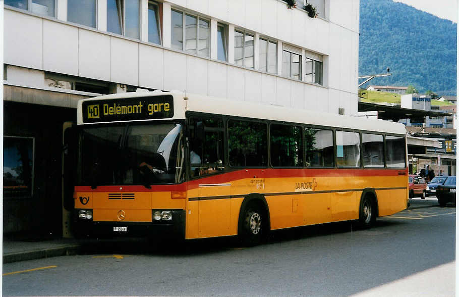 (034'627) - PTT-Regie - P 25'349 - Mercedes/R&J am 18. Juli 1999 beim Bahnhof Moutier