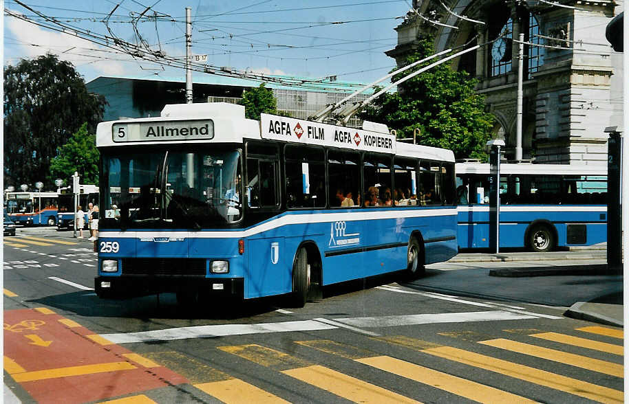 (034'909) - VBL Luzern - Nr. 259 - NAW/R&J-Hess Trolleybus am 26. Juli 1999 beim Bahnhof Luzern