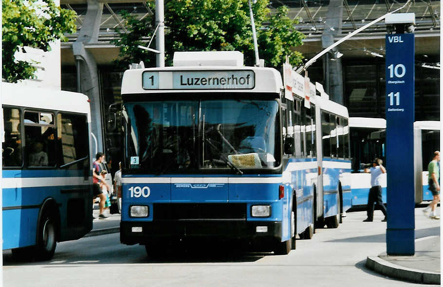 (034'927) - VBL Luzern - Nr. 190 - NAW/Hess Gelenktrolleybus am 26. Juli 1999 beim Bahnhof Luzern