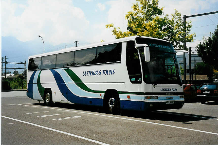 (035'035) - Aus England: Ulsterbus - ACZ 6692 - Volvo/Plaxton am 5. August 1999 in Thun, Seestrasse