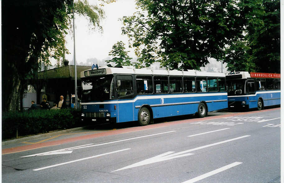 (035'802) - VBL Luzern - Nr. 52/LU 15'052 - Volvo/Hess am 28. August 1999 beim Bahnhof Luzern