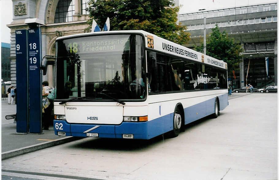 (035'804) - VBL Luzern - Nr. 62/LU 15'001 - Volvo/Hess am 28. August 1999 beim Bahnhof Luzern