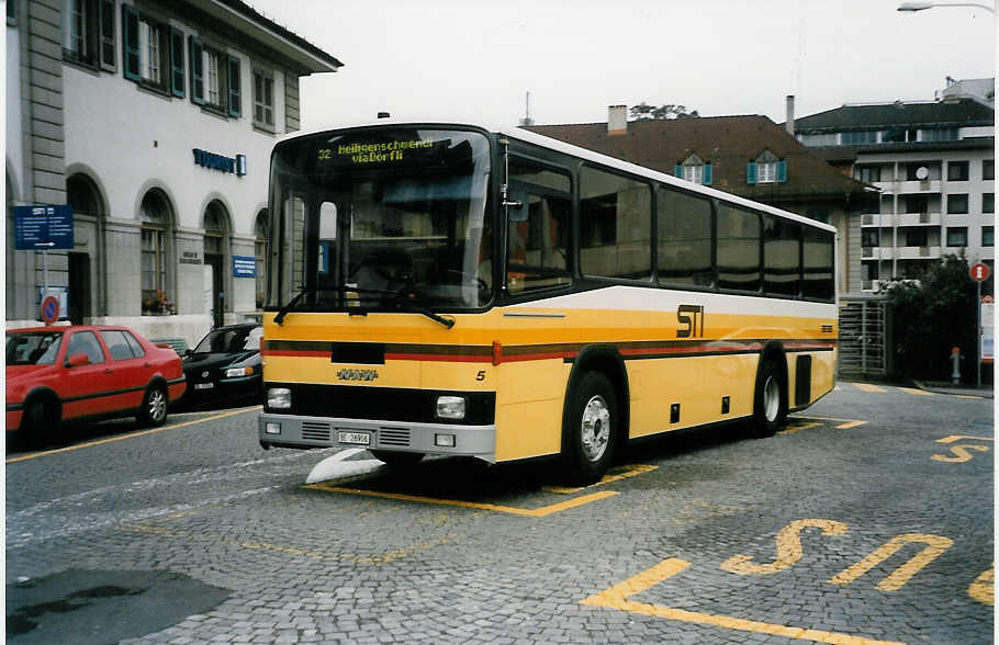 (036'831) - STI Thun - Nr. 5/BE 26'906) - NAW/R&J (ex ATGH Heiligenschwendi Nr. 5) am 18. September 1999 beim Bahnhof Thun
