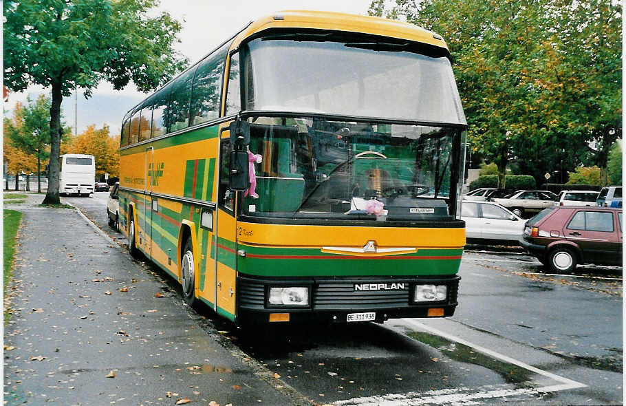 (037'414) - Dinic, Thun - BE 311'938 - Neoplan (ex AvH Heimenschwand Nr. 12) am 25. Oktober 1999 in Thun, Lachen