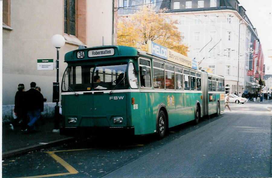 (037'514) - BVB Basel - Nr. 916 - FBW/FHS-Hess Gelenktrolleybus am 1. November 1999 in Basel, Claraplatz