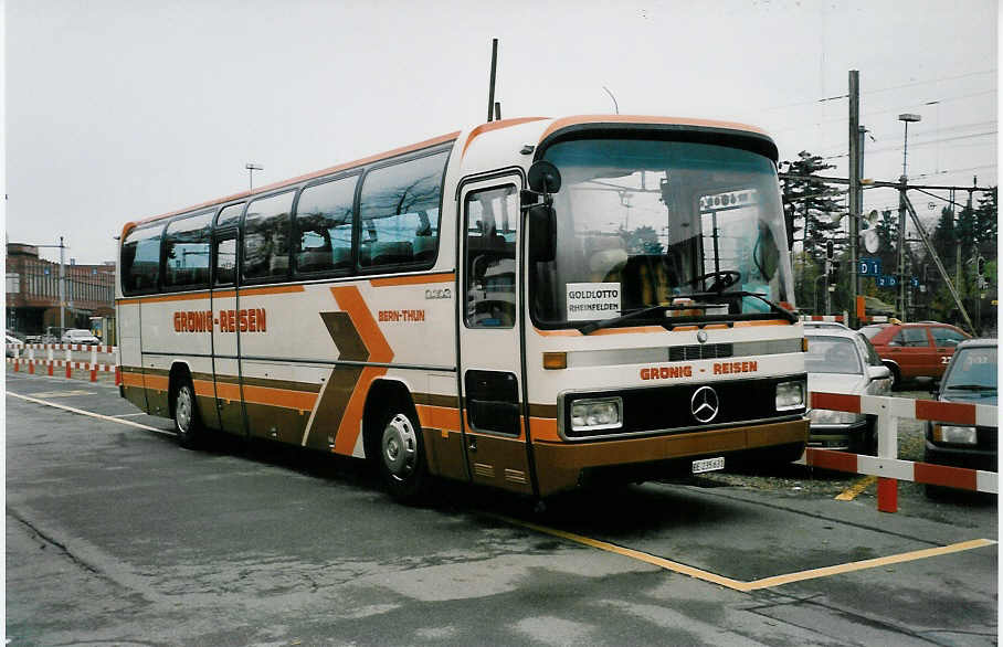 (037'718) - Grnig, Bern - BE 235'631 - Mercedes am 14. November 1999 beim Bahnhof Thun