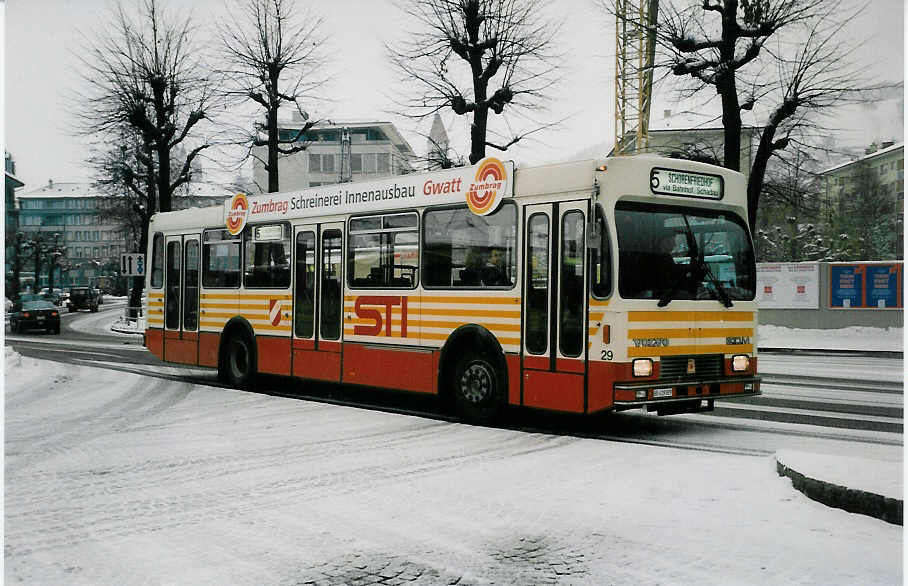 (037'735) - STI Thun - Nr. 29/BE 419'029 - Volvo/R&J (ex SAT Thun Nr. 29) am 23. November 1999 beim Bahnhof Thun