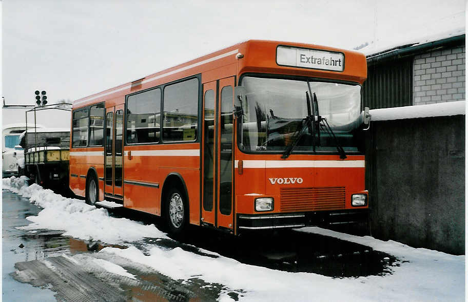 (037'801) - Einwohnergemeinde, Lauterbrunnen - Volvo/Hess (ex RVBW Wettingen Nr. 49) am 24. November 1999 in Thun, Garage STI