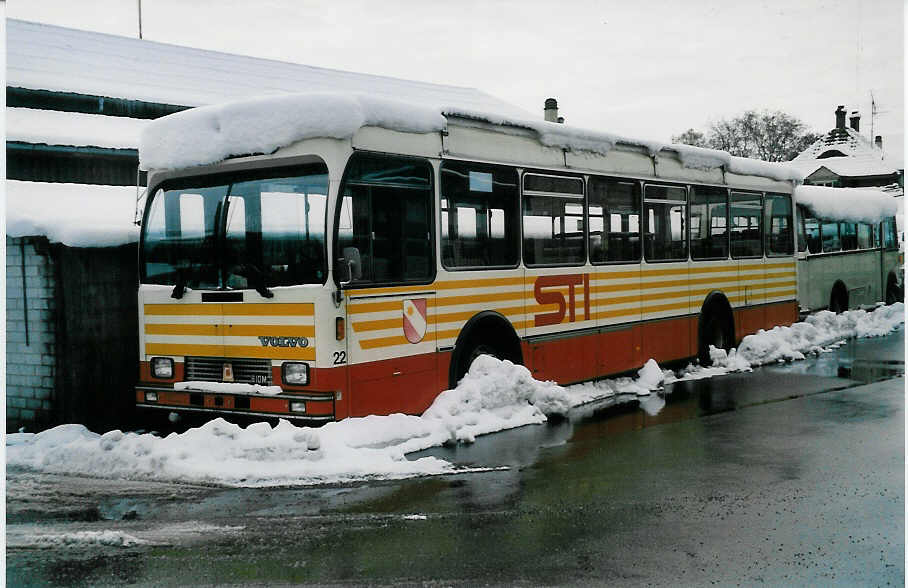 (037'803) - STI Thun - Nr. 22 - Volvo/R&J (ex SAT Thun Nr. 22) am 24. November 1999 in Thun, Garage