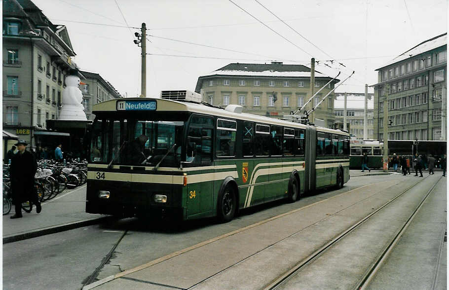 (037'821) - SVB Bern - Nr. 34 - FBW/Hess Gelenktrolleybus am 25. November 1999 beim Bahnhof Bern