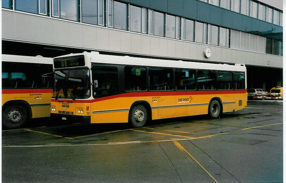 (037'824) - Steiner, Ortschwaben - Nr. 12/BE 343'878 - Volvo/R&J am 25. November 1999 in Bern, Postautostation