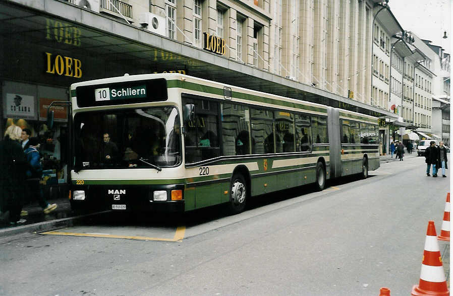 (037'828) - SVB Bern - Nr. 220/BE 513'220 - MAN am 25. November 1999 beim Bahnhof Bern