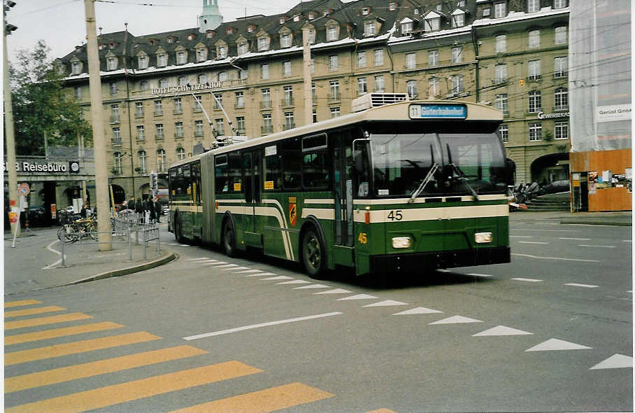 (037'906) - SVB Bern - Nr. 45 - FBW/R&J Gelenktrolleybus am 26. November 1999 beim Bahnhof Bern