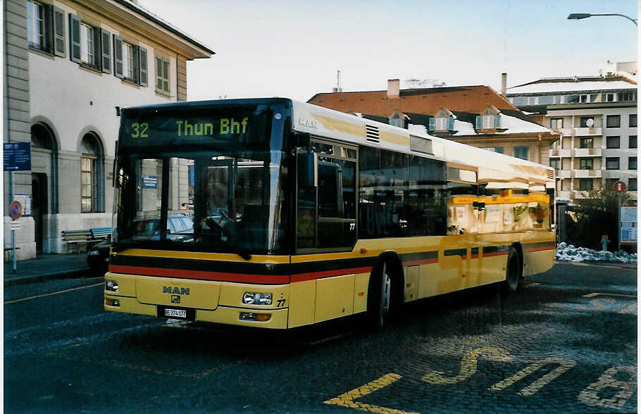 (037'923) - STI Thun - Nr. 77/BE 274'177 - MAN am 27. November 1999 beim Bahnhof Thun