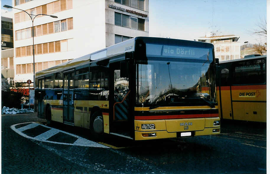 (037'924) - STI Thun - Nr. 77/BE 274'177 - MAN am 27. November 1999 beim Bahnhof Thun