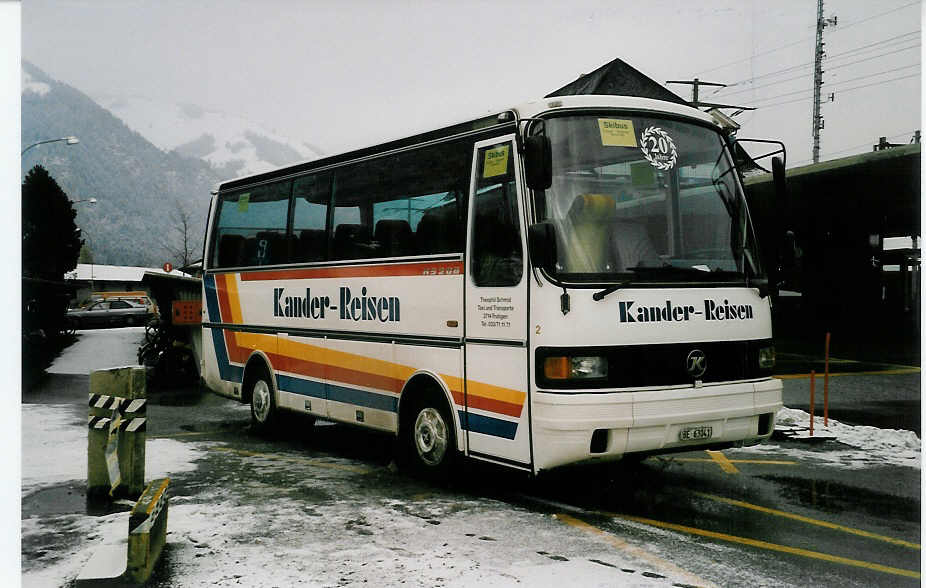 (038'006) - Kander-Reisen, Frutigen - Nr. 2/BE 63'041 - Setra am 5. Dezember 1999 beim Bahnhof Frutigen