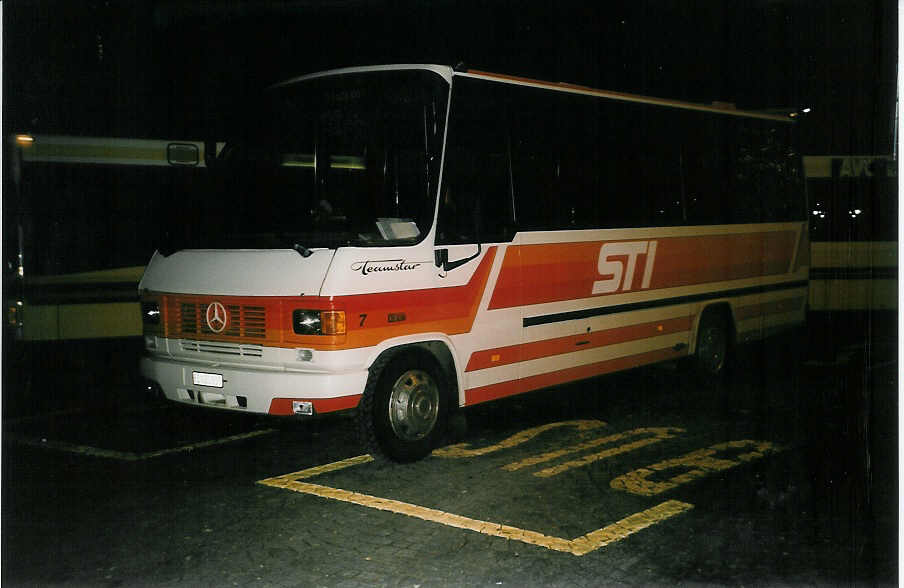 (038'022) - STI Thun - Nr. 7/BE 120'517 - Mercedes/Auwrter (ex TSG Blumenstein Nr. 7) am 21. Dezember 1999 beim Bahnhof Thun
