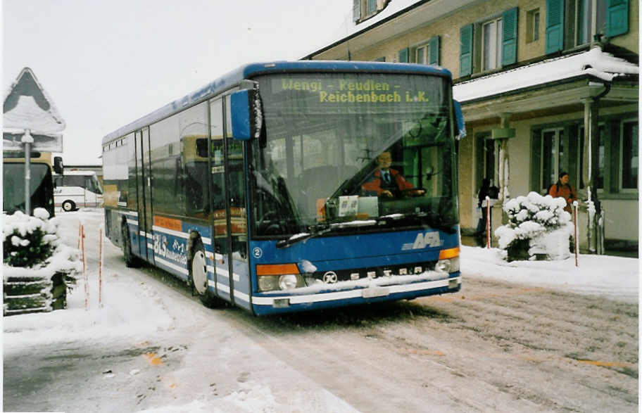 (038'115) - AFA Adelboden - Nr. 2/BE 25'802 - Setra am 28. Dezember 1999 beim Bahnhof Frutigen