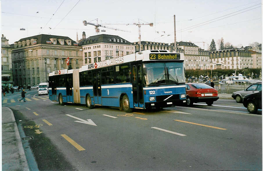 (038'215) - VBL Luzern - Nr. 122/LU 15'022 - Volvo/Hess am 30. Dezember 1999 in Luzern, Schwanenplatz