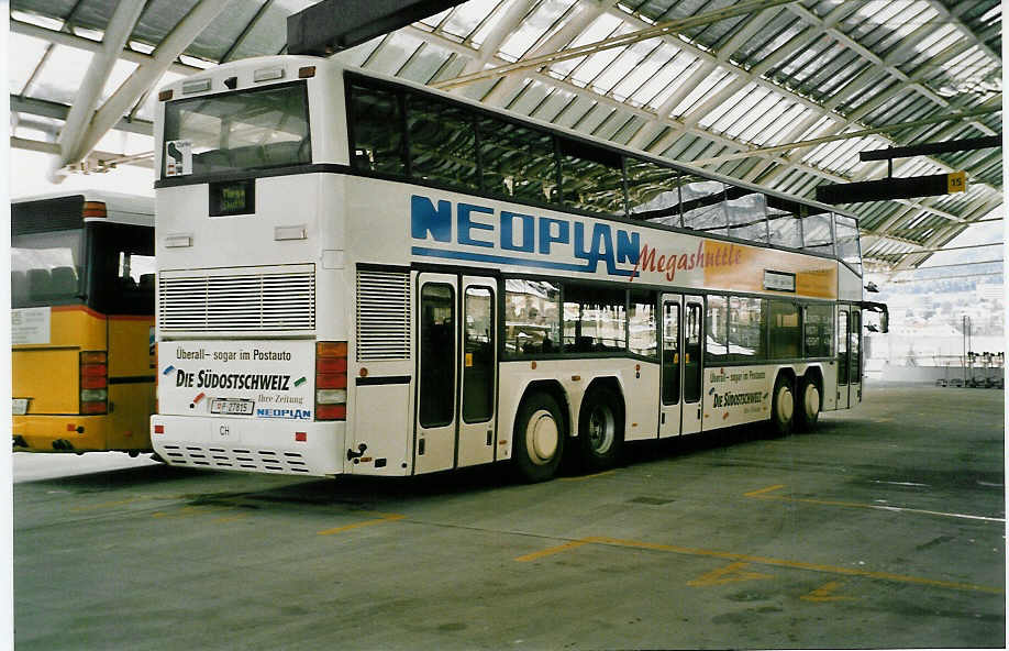 (038'427) - PTT-Regie - P 27'815 - Neoplan (ex Lbeck-Travemnde-Verkehrsgesellschaft Nr. 55) am 1. Januar 2000 in Chur, Postautostation