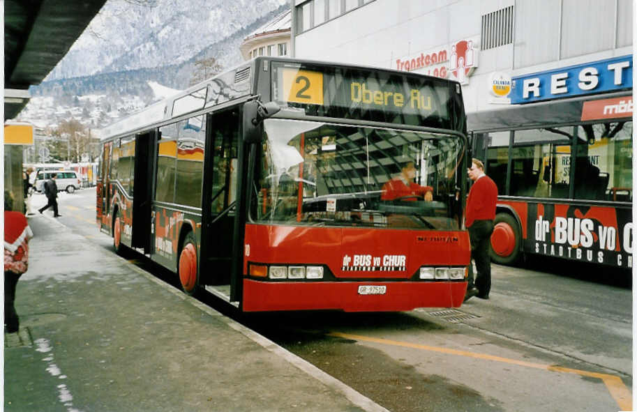 (038'436) - SBC Chur - Nr. 10/GR 97'510 - Neoplan am 1. Januar 2000 beim Bahnhof Chur
