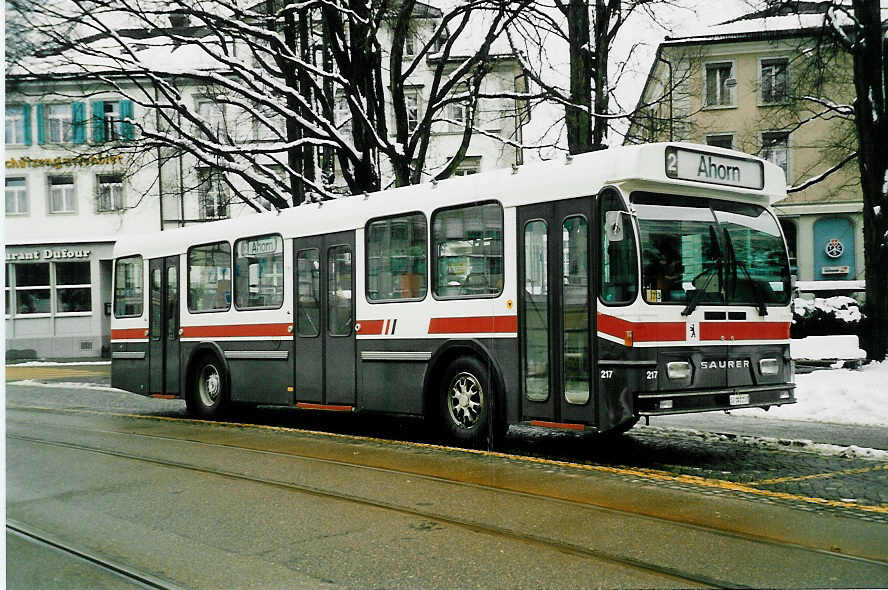 (038'608) - VBSG St. Gallen - Nr. 217/SG 141'217 - Saurer/Hess am 1. Januar 2000 beim Bahnhof St. Gallen