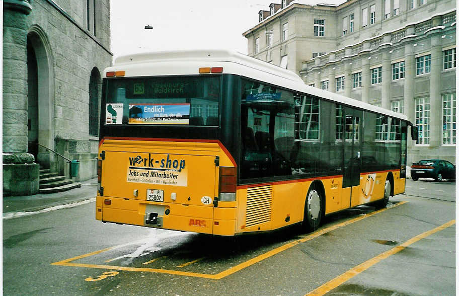 (038'635) - PTT-Regie - P 25'802 - Setra am 1. Januar 2000 beim Bahnhof St. Gallen