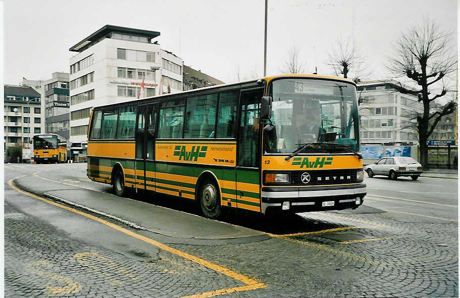 (038'803) - STI Thun - Nr. 13/BE 26'509 - Setra (ex AvH Heimenschwand Nr. 3; ex AGS Sigriswil Nr. 1) am 10. Januar 2000 beim Bahnhof Thun