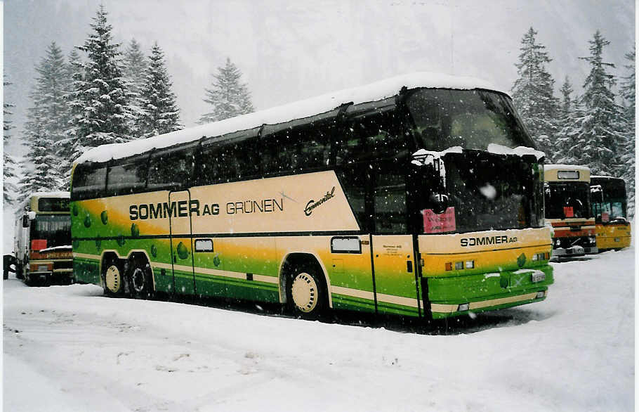 (039'111) - Sommer, Grnen - BE 153'590 - Neoplan am 19. Februar 2000 in Adelboden, Unter dem Birg