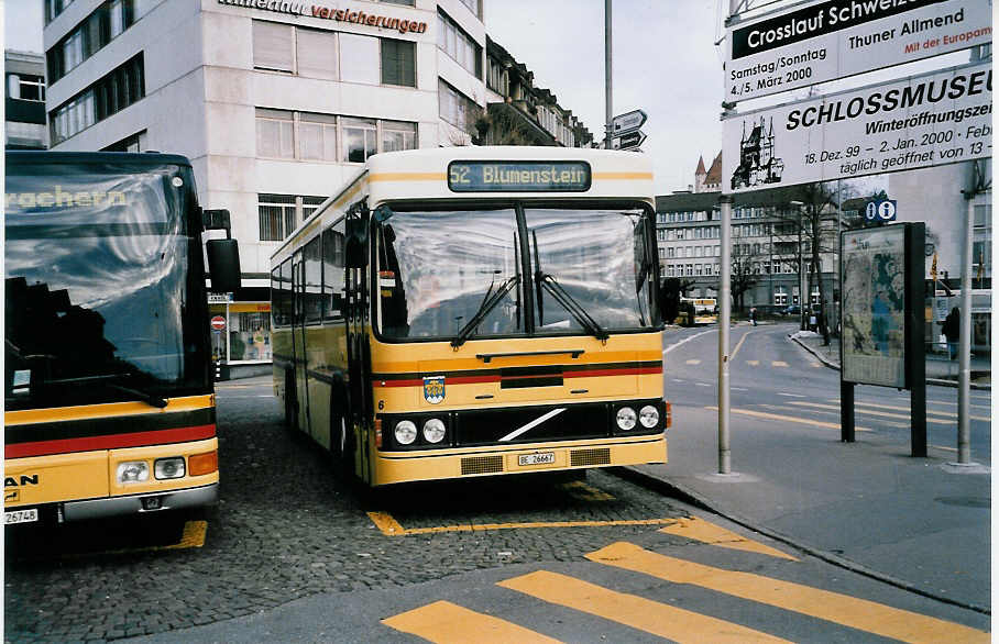 (039'321) - STI Thun - Nr. 6/BE 26'667 - Volvo/FHS (ex TSG Blumenstein Nr. 6) am 24. Februar 2000 beim Bahnhof Thun