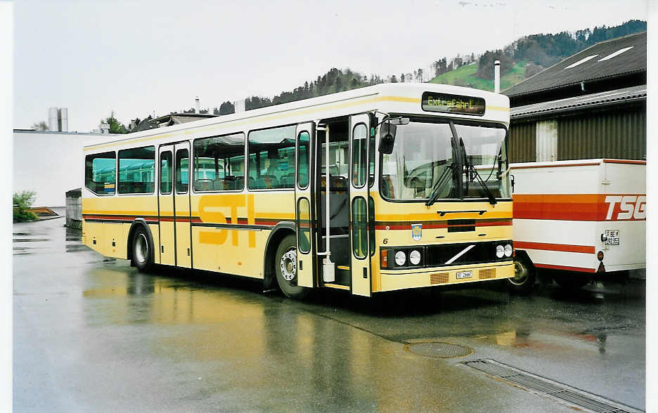 (040'228) - STI Thun - Nr. 6/BE 26'667 - Volvo/FHS (ex TSG Blumenstein Nr. 6) am 18. April 2000 in Thun, Garage