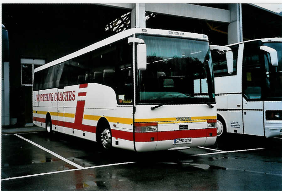 (040'817) - Aus England: Worthing Coaches, Worthing - S 750 XYA - Volvo/Van Hool am 6. Juni 2000 in Thun, Grabengut