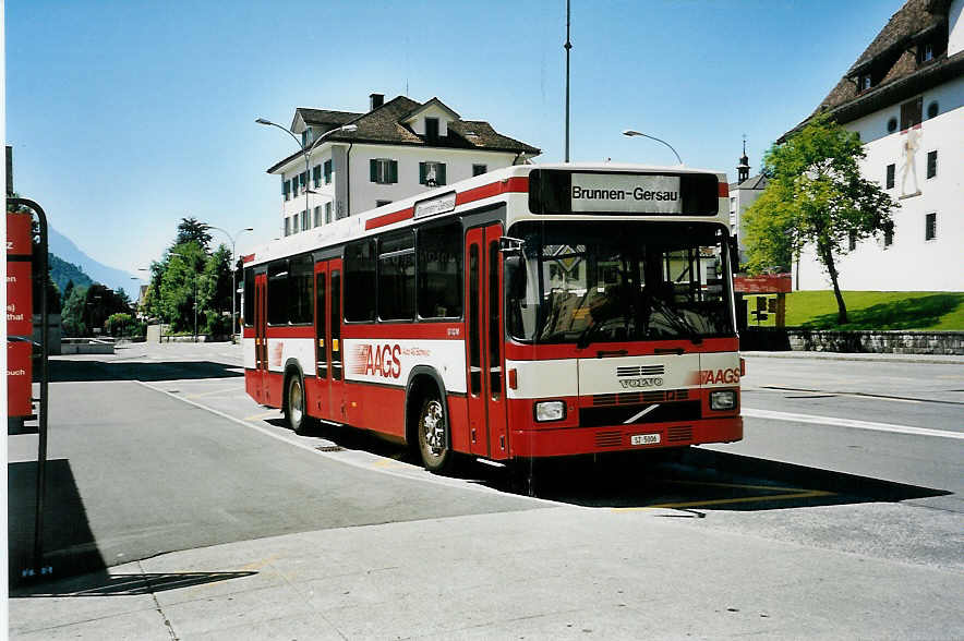 (041'311) - AAGS Schwyz - Nr. 6/SZ 5006 - Volvo/R&J am 18. Juni 2000 in Schwyz, Postplatz