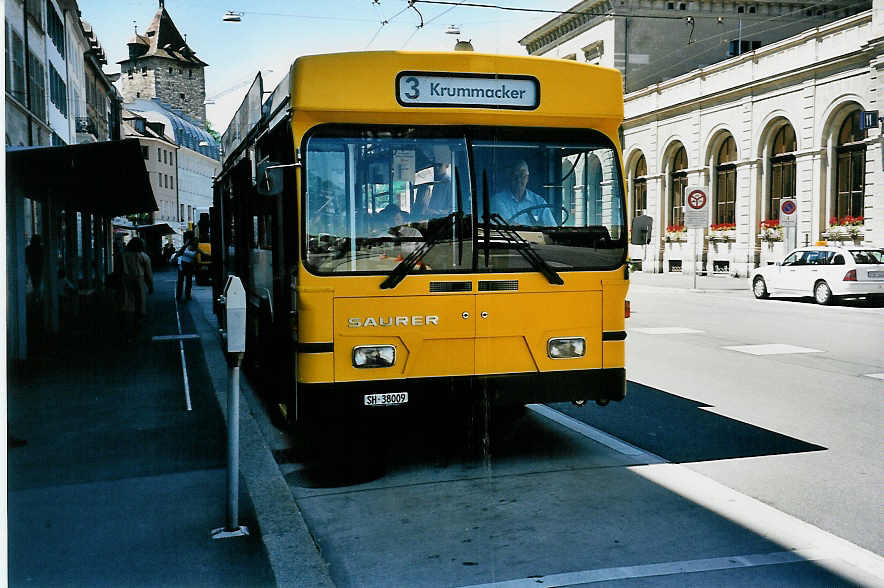 (041'336) - VBSH Schaffhausen - Nr. 9/SH 38'009 - Saurer/Hess am 19. Juni 2000 beim Bahnhof Schaffhausen